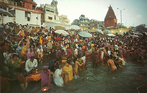 viaggio a benares - devoti si bagnano nel gange